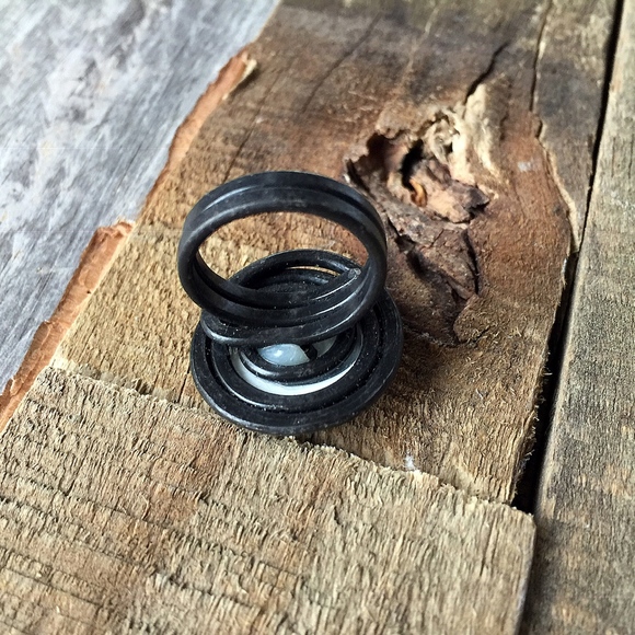 Women’s Ring - Picture 4 of 8